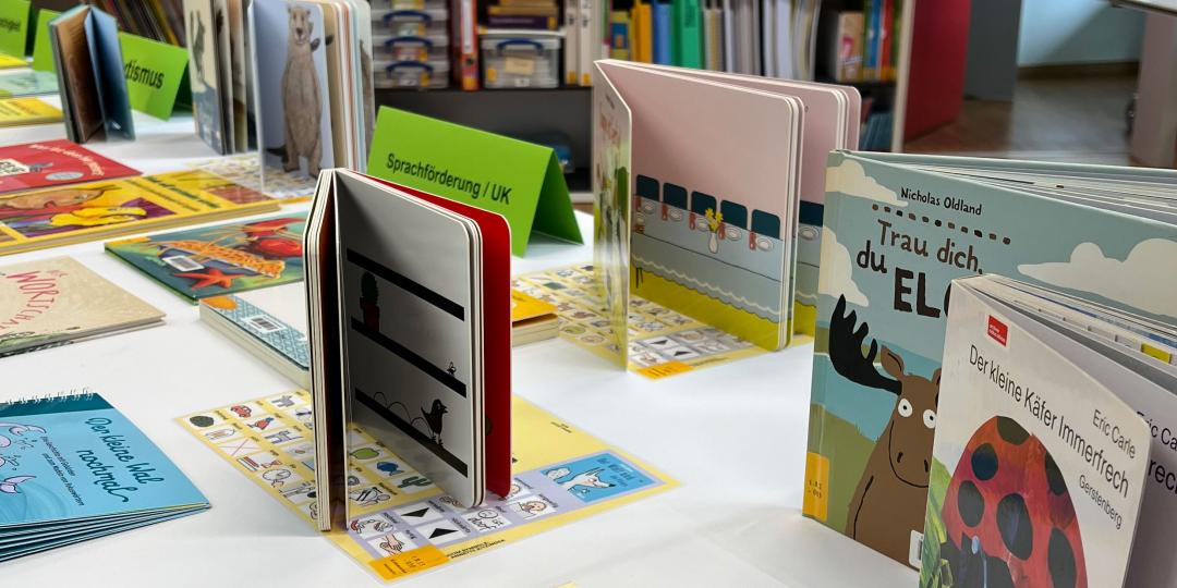 Büchertisch mit Bilderbücher zu (heil-)pädagogischen Themen