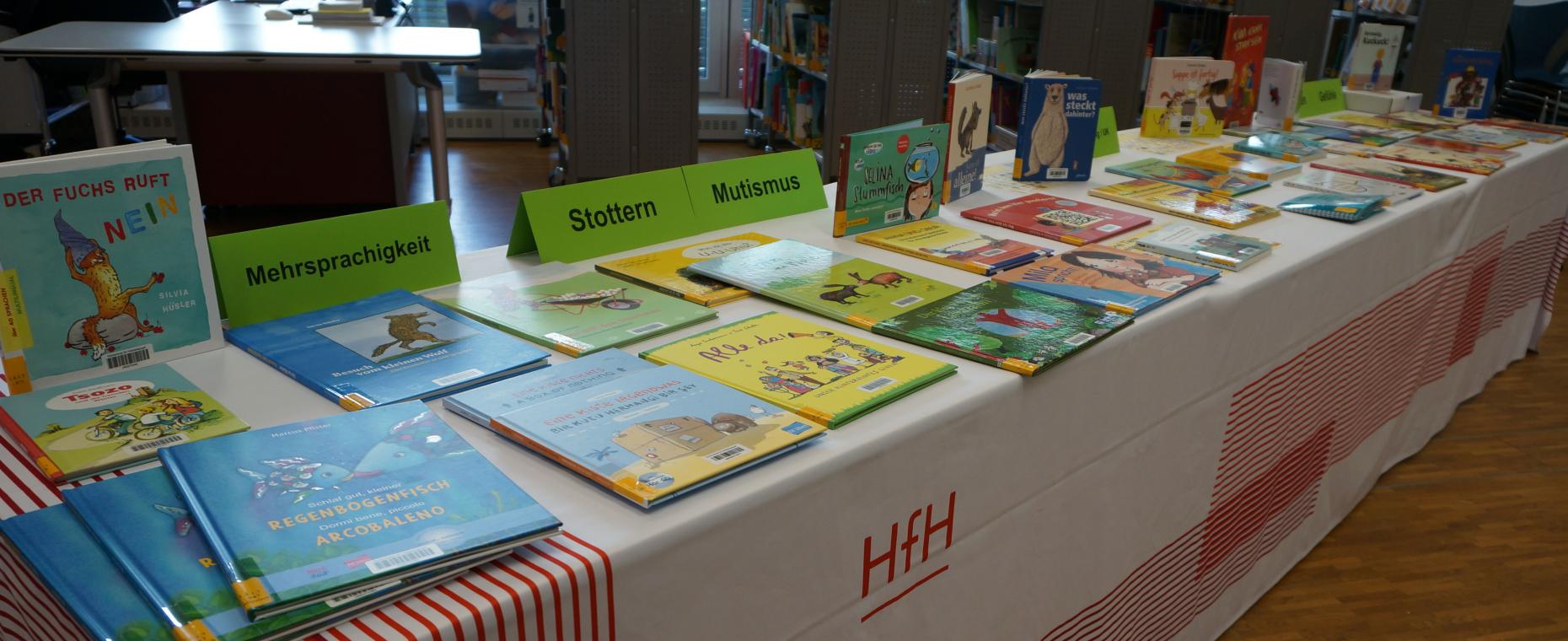 Büchertisch mit Bilderbücher zu (heil-)pädagogischen Themen
