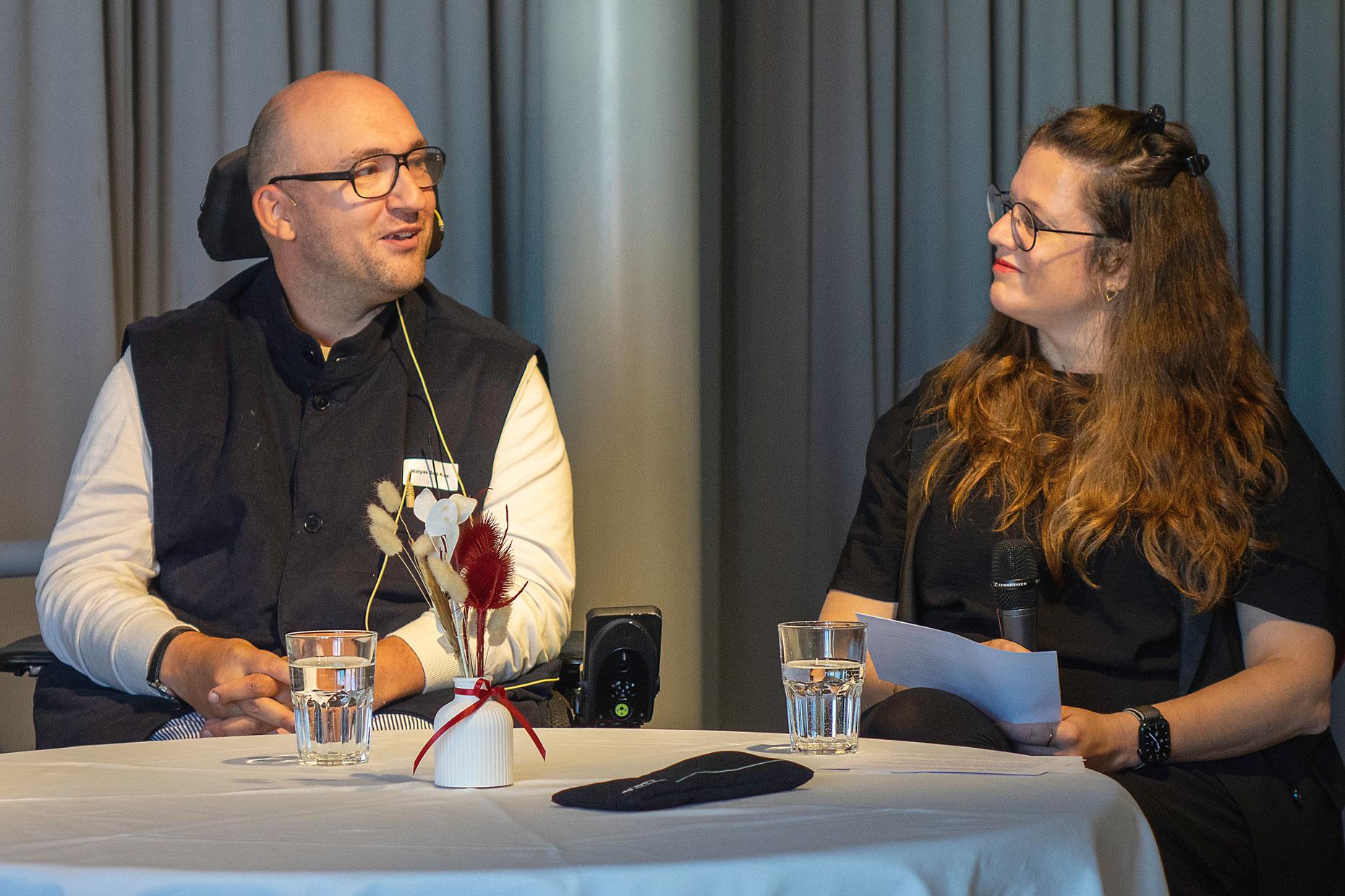 Matyas Sagi Kiss ist Vizepräsident der Behindertenkonferenz Zürich und Gast auf dem Podium. Hier im Gespräch mit Cornelia Müller Bösch, Co-Tagungsleitung HfH.